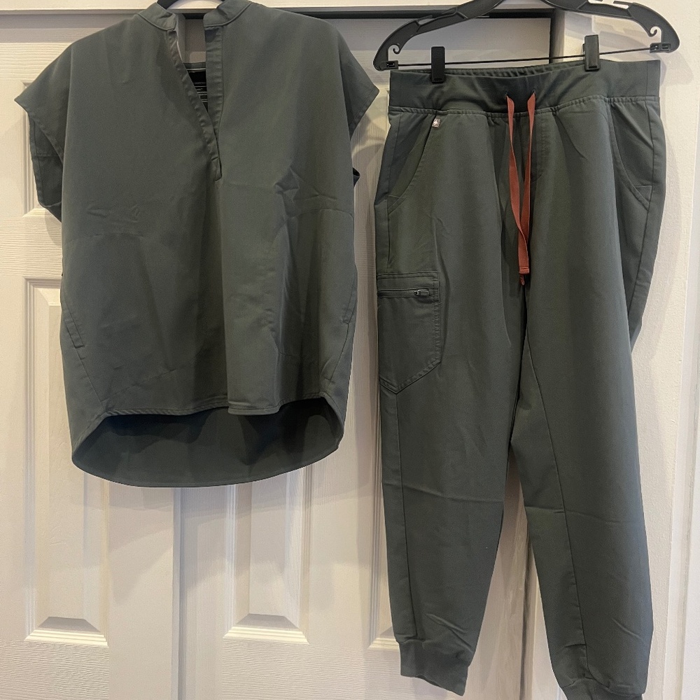 Figs Women’s Rafaela Scrub top and Zamora Jogger Pants Size medium